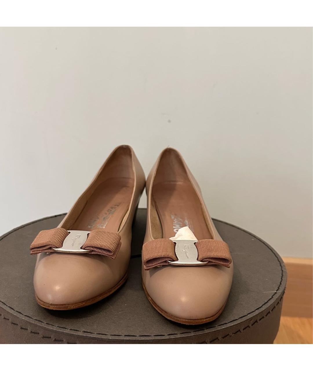 FERRAGAMO Бежевые кожаные лодочки на низком каблуке, фото 2