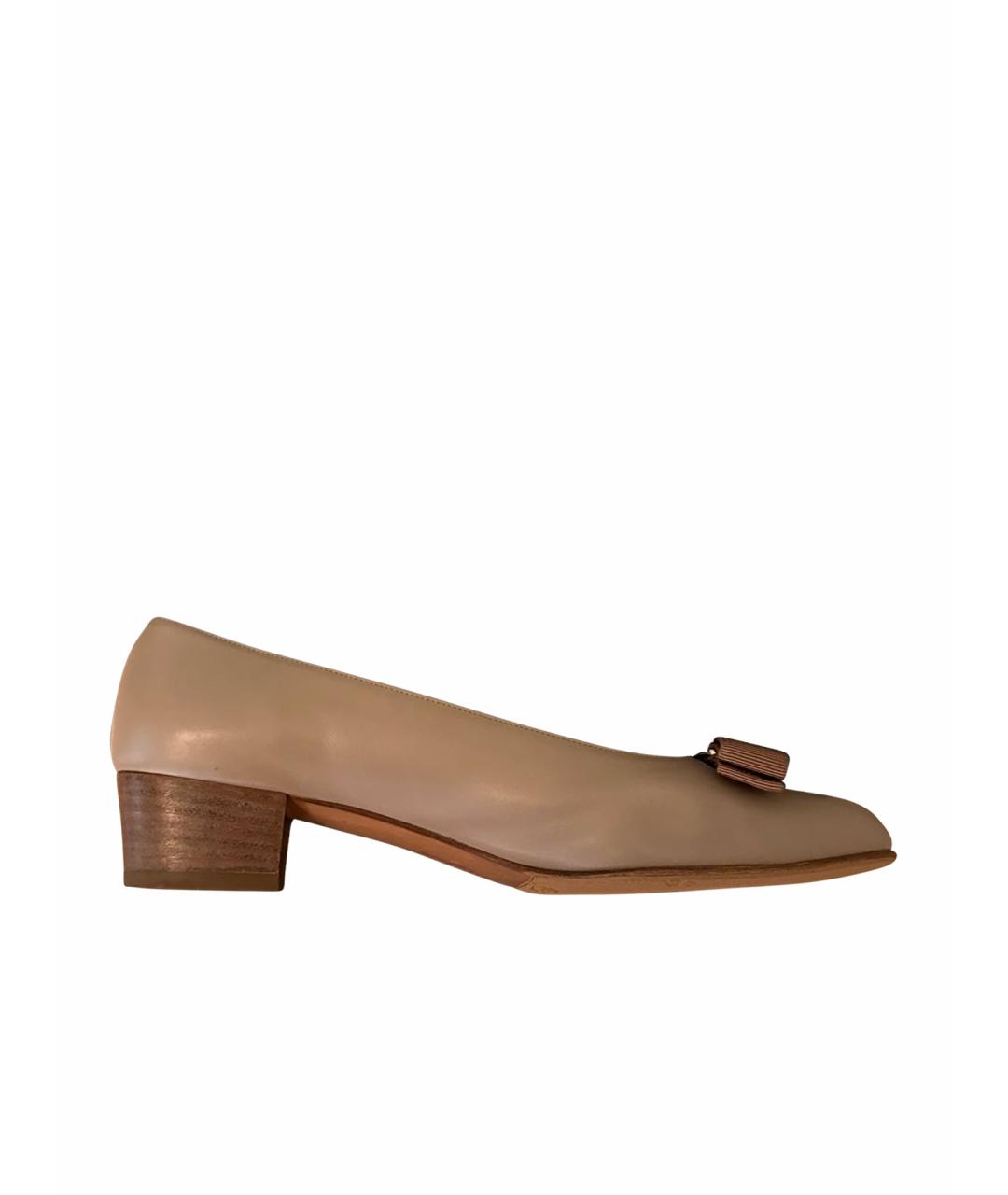 FERRAGAMO Бежевые кожаные лодочки на низком каблуке, фото 1
