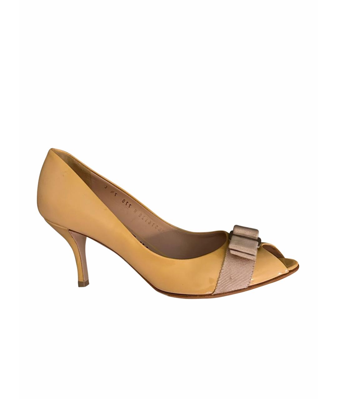 FERRAGAMO Желтые лодочки на низком каблуке из лакированной кожи, фото 1