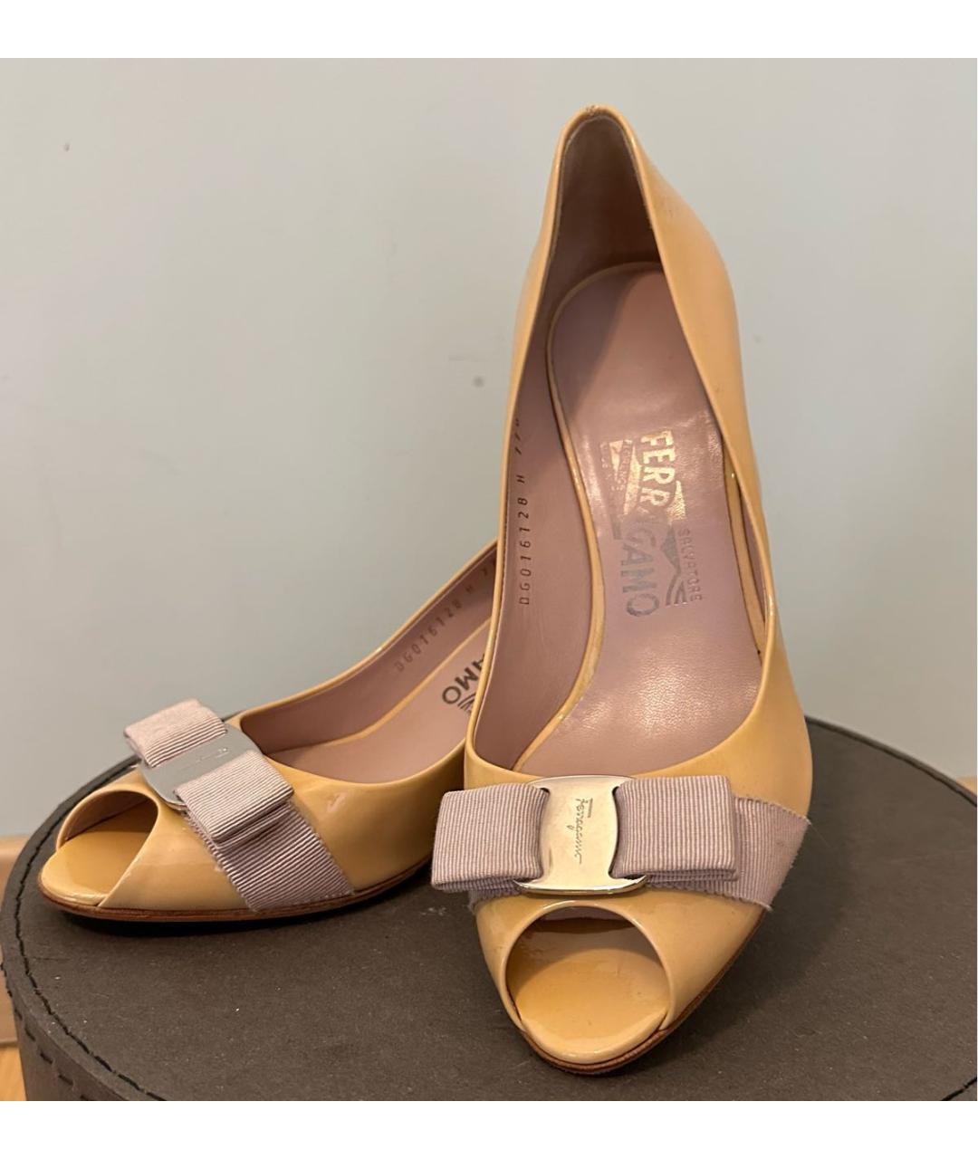 FERRAGAMO Желтые лодочки на низком каблуке из лакированной кожи, фото 3