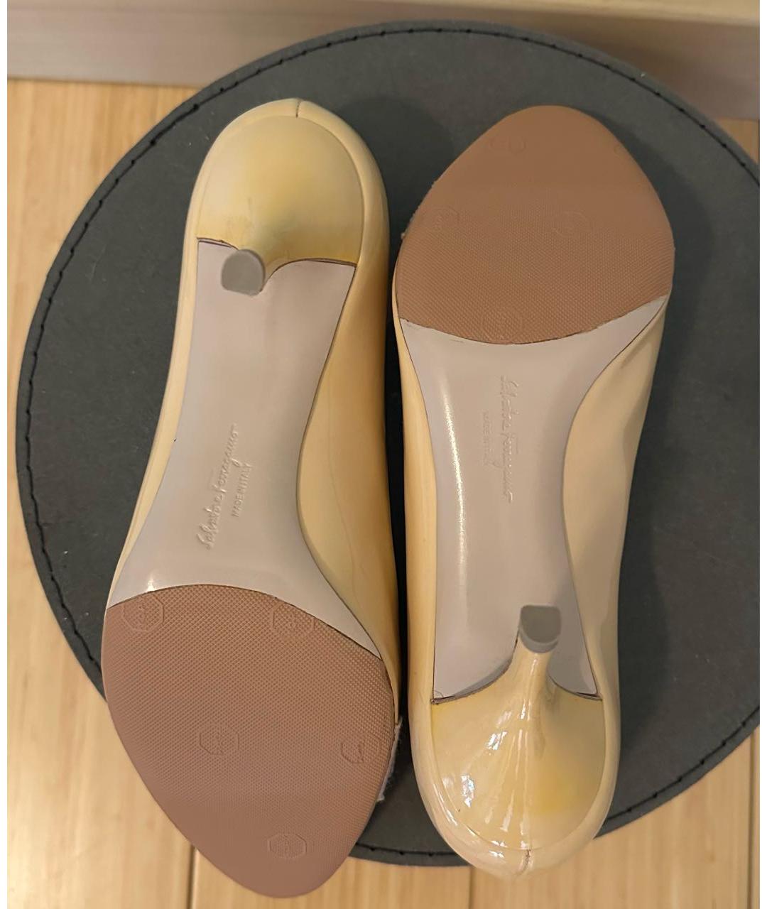 FERRAGAMO Желтые лодочки на низком каблуке из лакированной кожи, фото 4