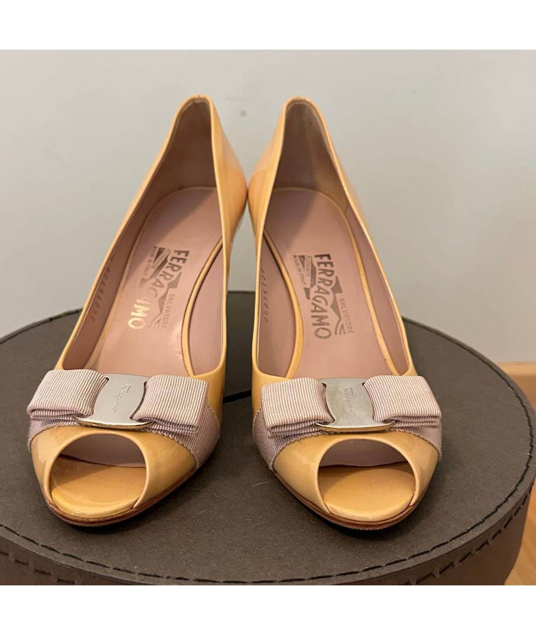 FERRAGAMO Желтые лодочки на низком каблуке из лакированной кожи, фото 2