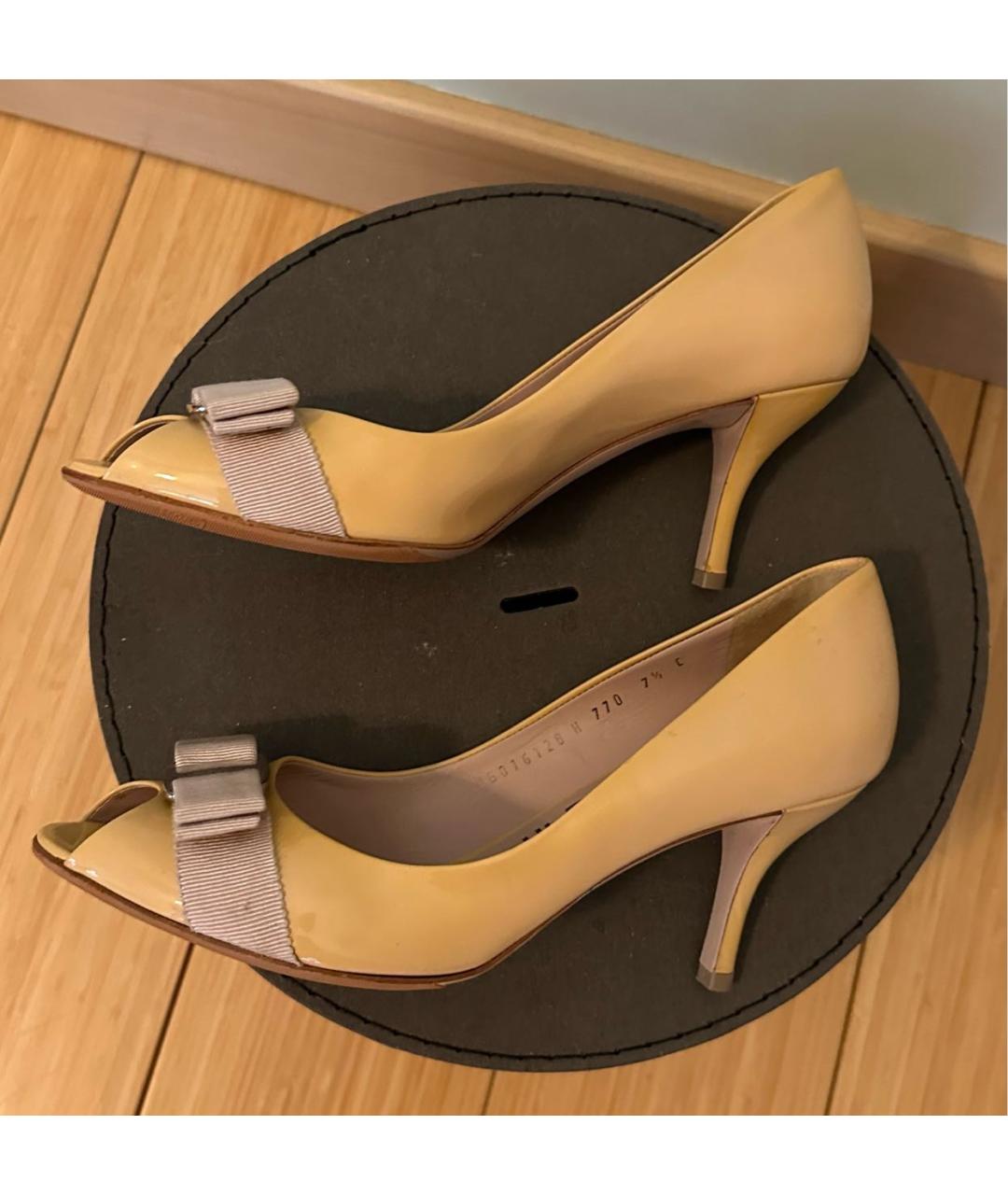 FERRAGAMO Желтые лодочки на низком каблуке из лакированной кожи, фото 5