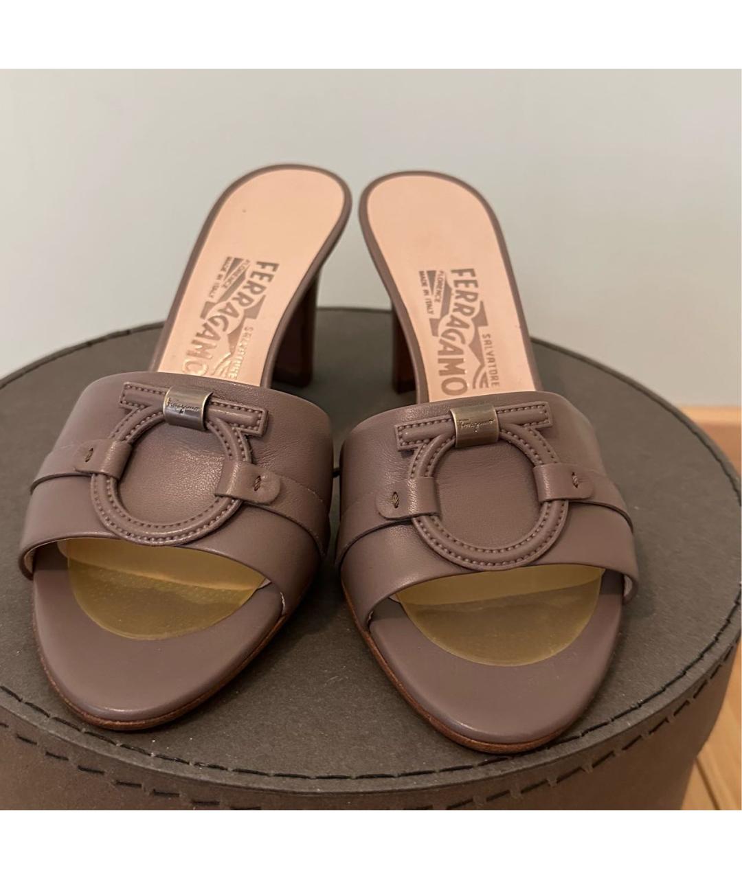 FERRAGAMO Бежевые кожаные мюли, фото 2