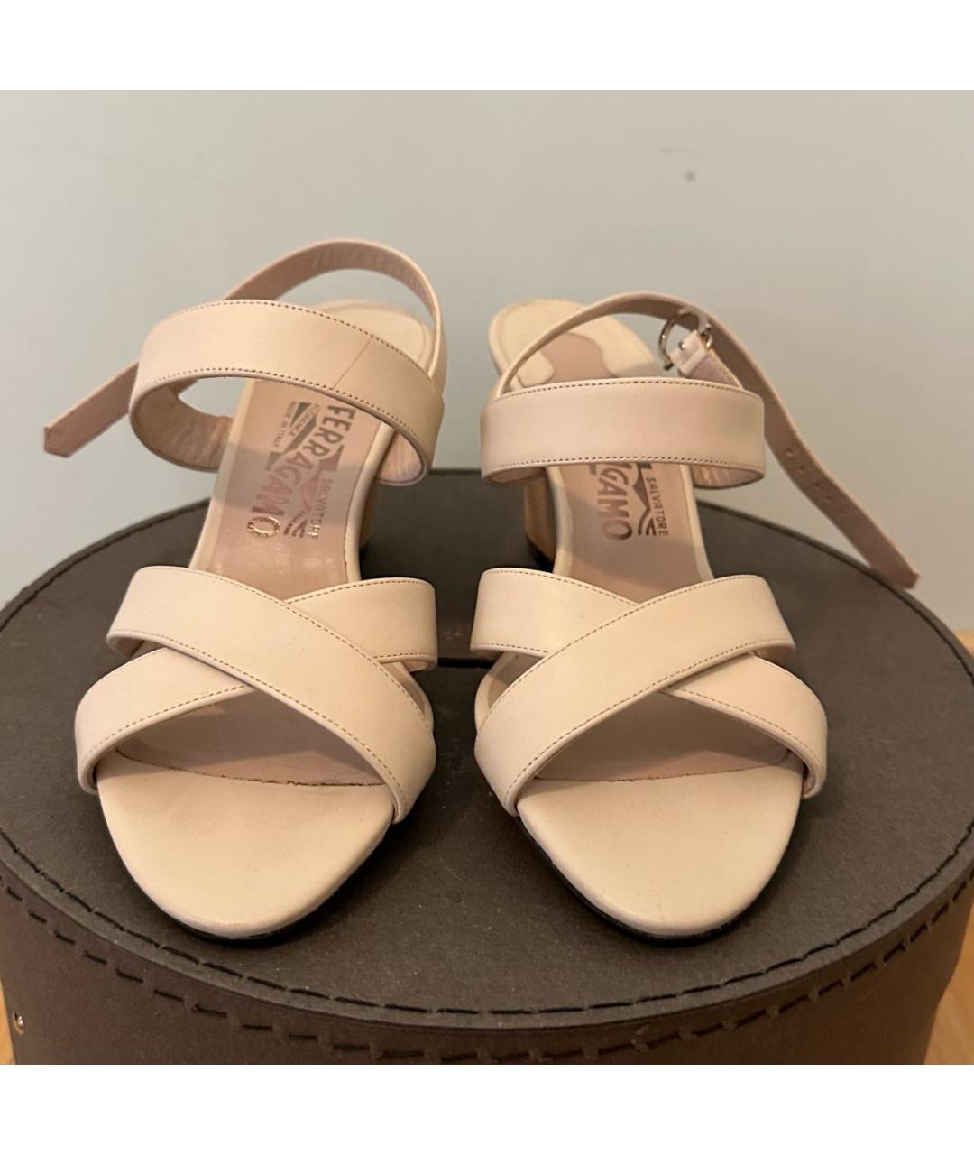 FERRAGAMO Бежевые кожаные босоножки, фото 2