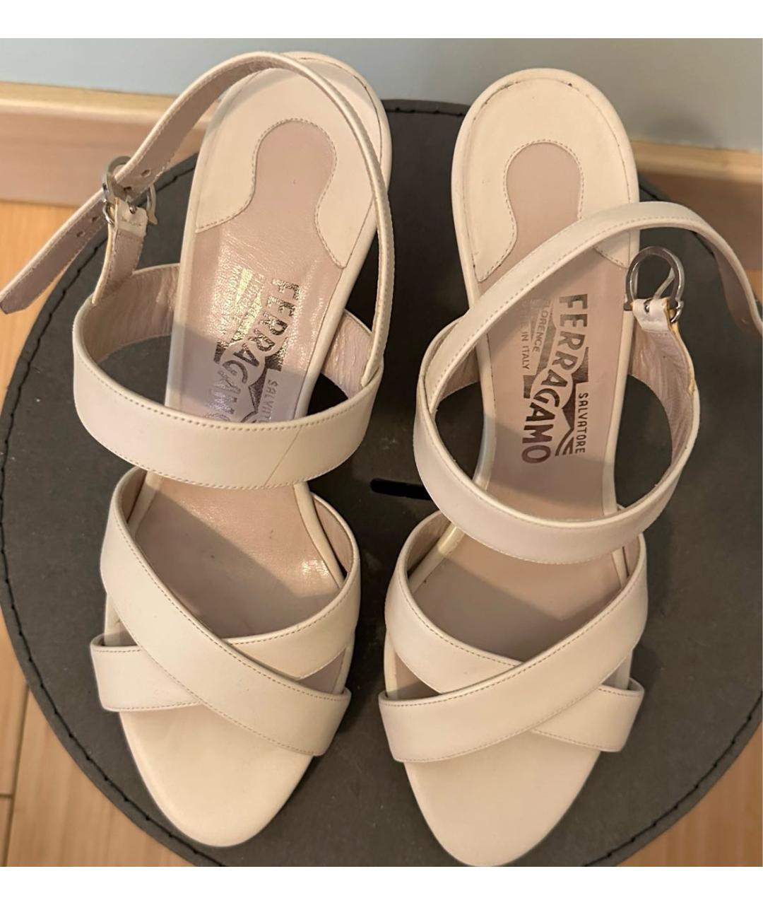 FERRAGAMO Бежевые кожаные босоножки, фото 3