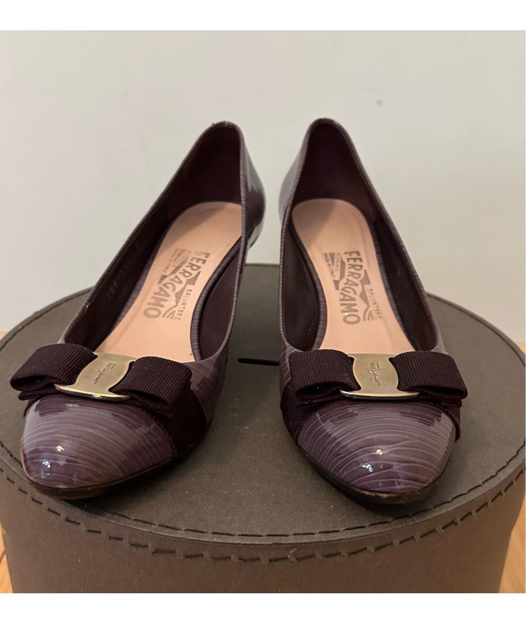 FERRAGAMO Фиолетовые туфли из лакированной кожи, фото 2