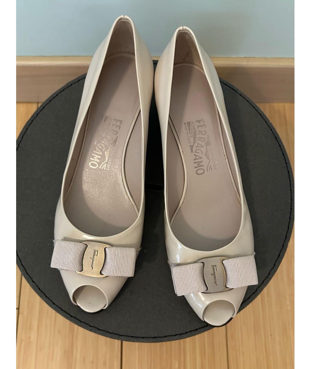 FERRAGAMO Бежевые туфли из лакированной кожи, фото 3