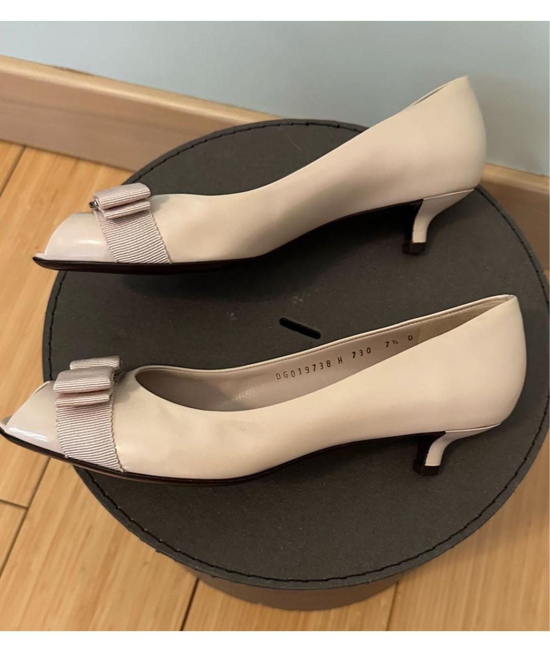 FERRAGAMO Бежевые туфли из лакированной кожи, фото 6