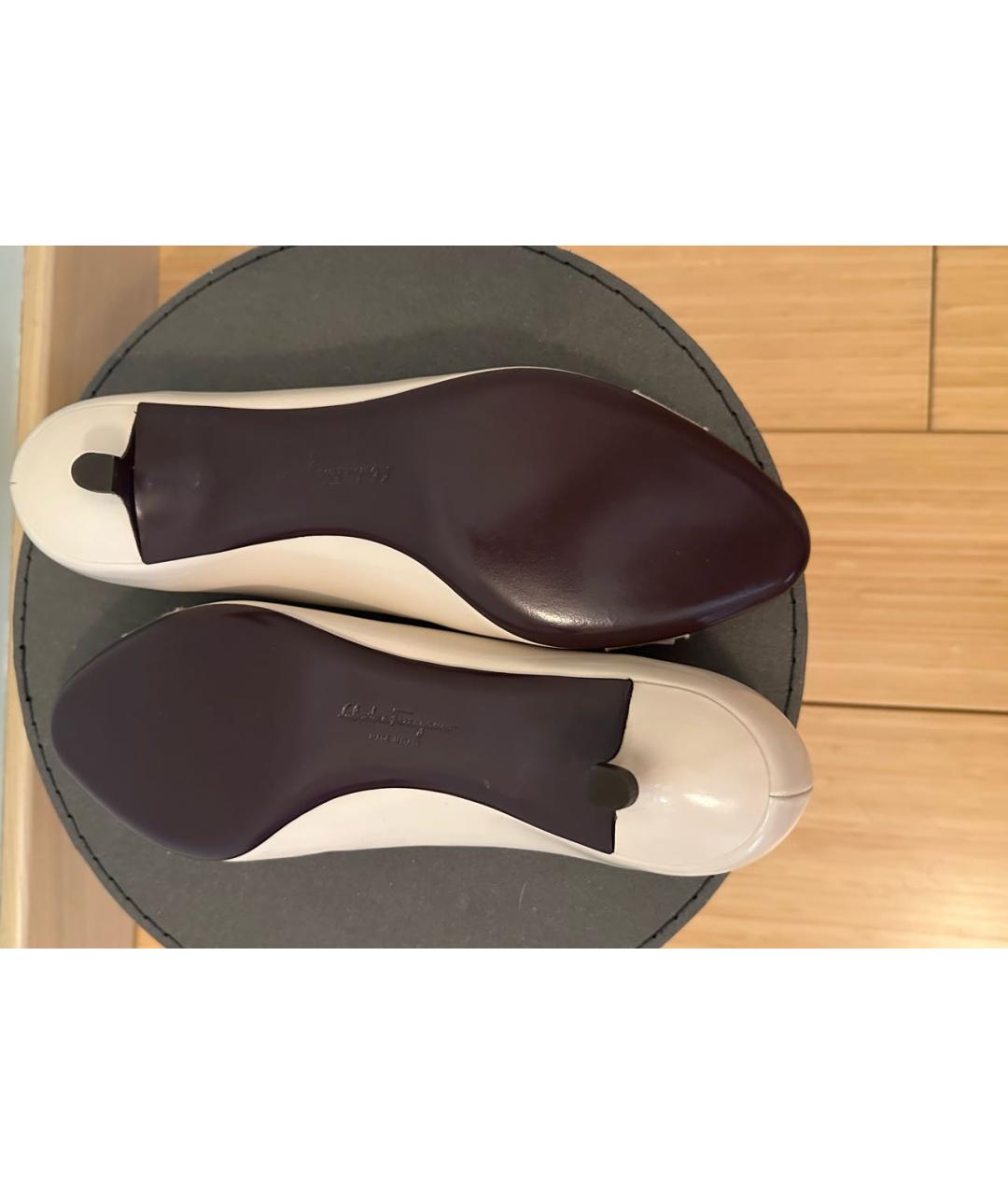 FERRAGAMO Бежевые туфли из лакированной кожи, фото 4