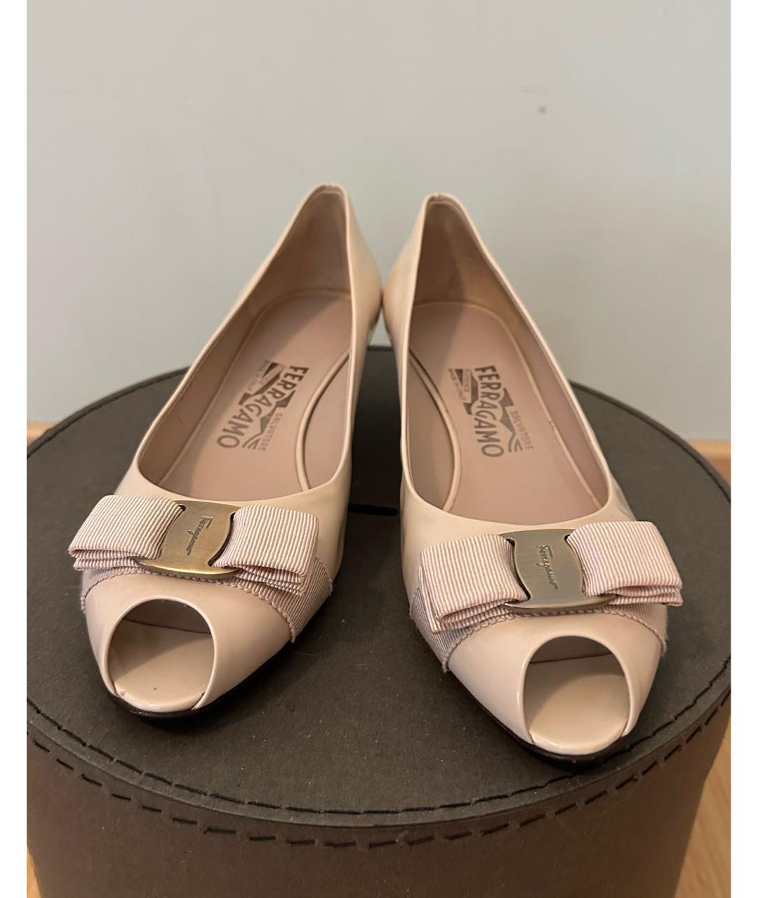 FERRAGAMO Бежевые туфли из лакированной кожи, фото 2