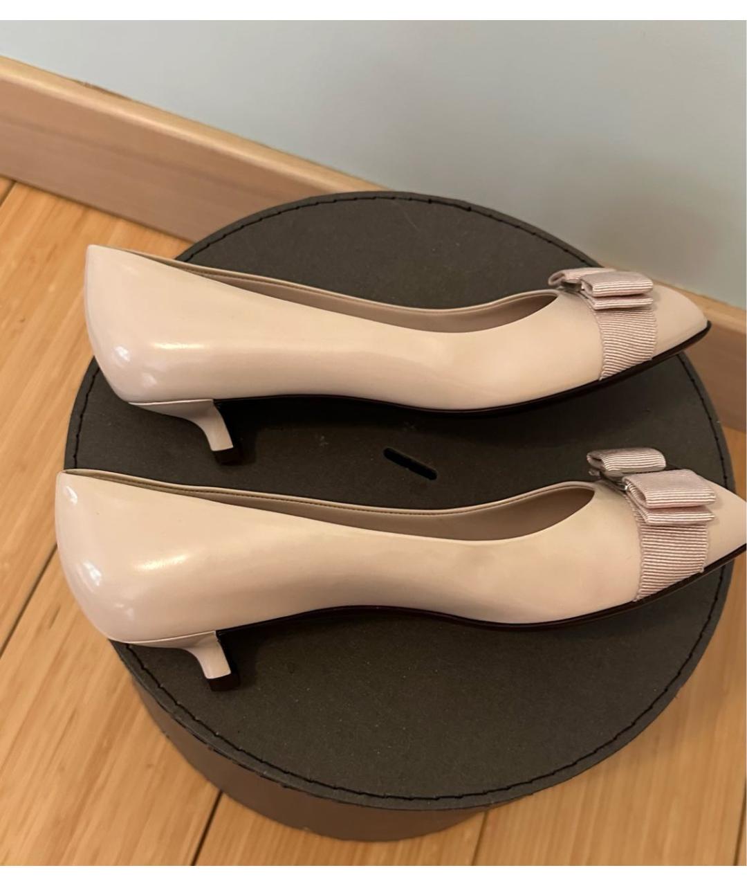 FERRAGAMO Бежевые туфли из лакированной кожи, фото 5