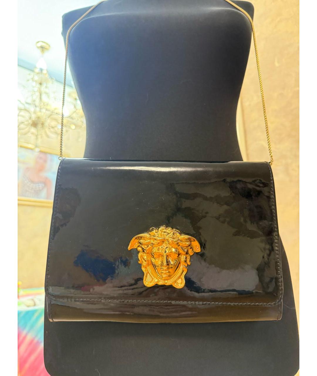 VERSACE Черная сумка через плечо из лакированной кожи, фото 5