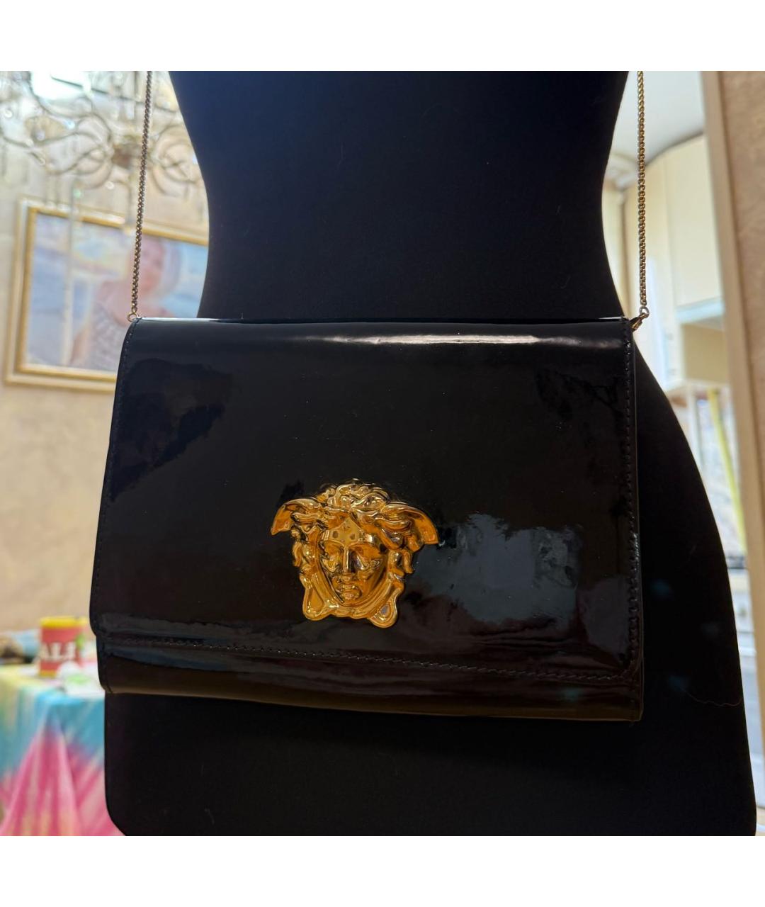 VERSACE Черная сумка через плечо из лакированной кожи, фото 2