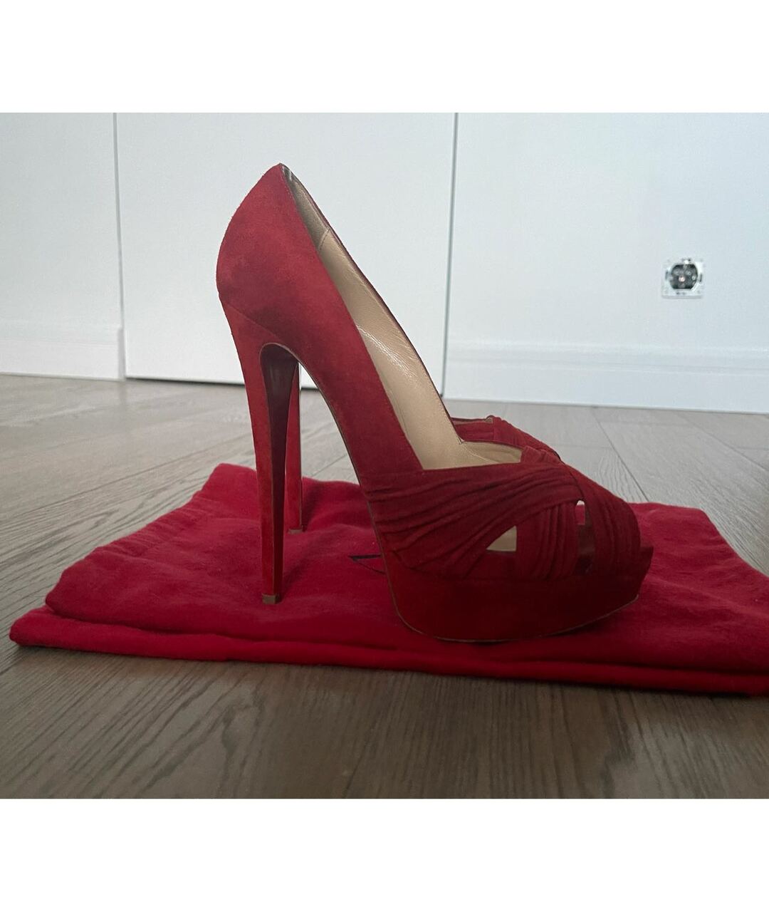CHRISTIAN LOUBOUTIN Красные замшевые туфли, фото 9