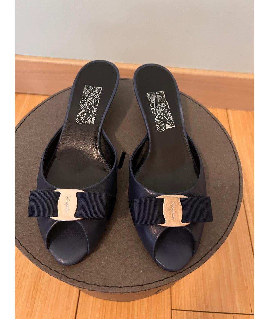 FERRAGAMO Синие кожаные мюли, фото 2