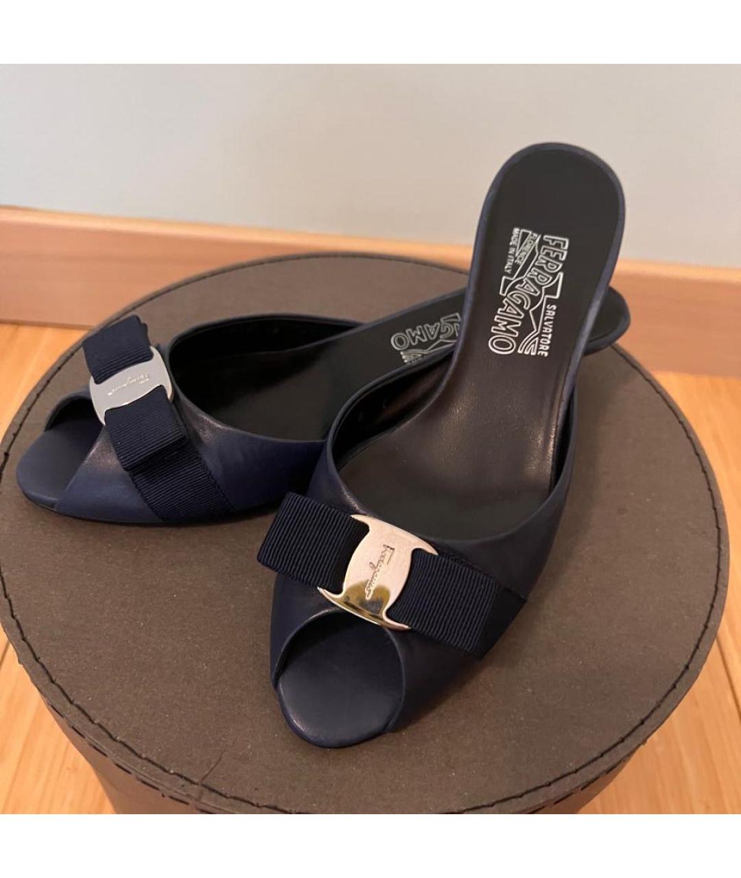 FERRAGAMO Синие кожаные мюли, фото 3