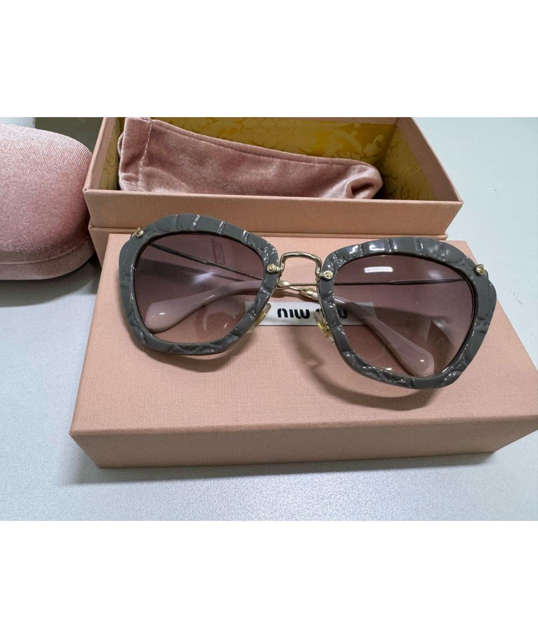 MIU MIU Серые пластиковые солнцезащитные очки, фото 3