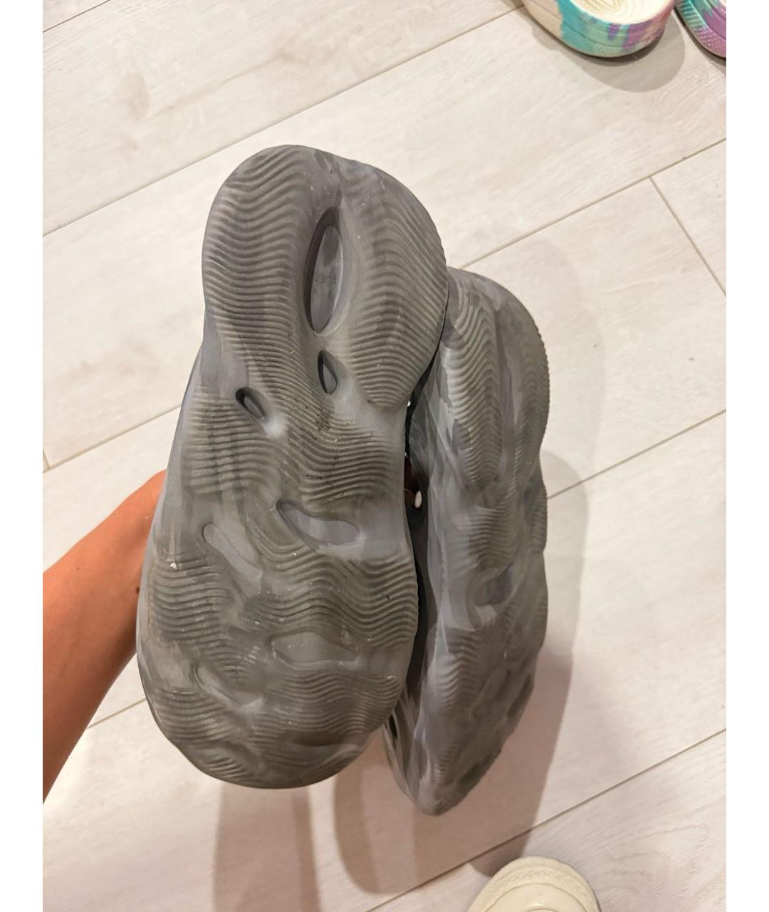 ADIDAS YEEZY Серые резиновые низкие кроссовки / кеды, фото 3