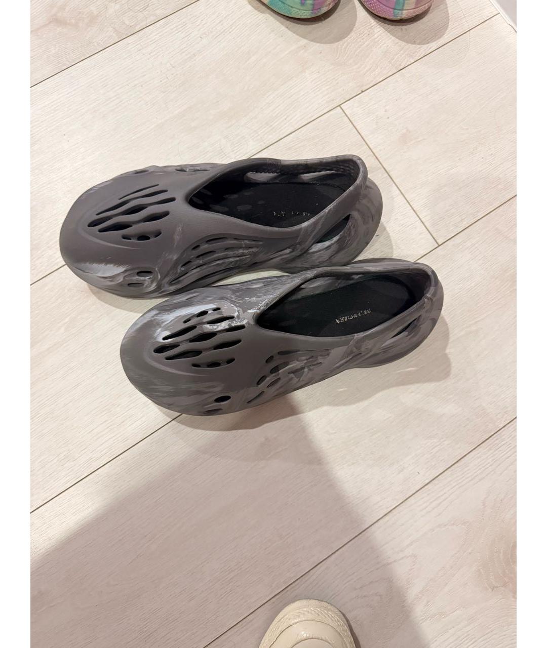 ADIDAS YEEZY Серые резиновые низкие кроссовки / кеды, фото 2