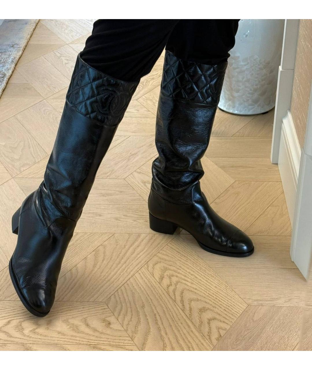 CHANEL Черные кожаные сапоги, фото 2