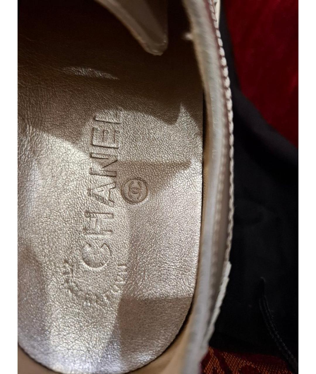 CHANEL Бежевые кроссовки из лакированной кожи, фото 7