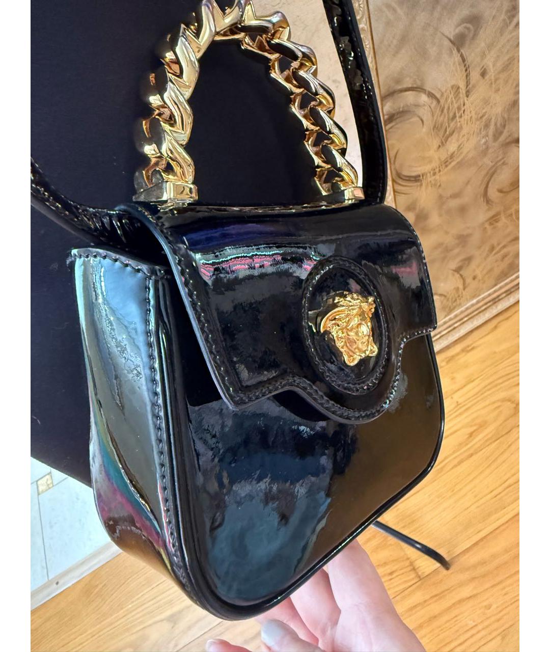 VERSACE Черная сумка через плечо из лакированной кожи, фото 2
