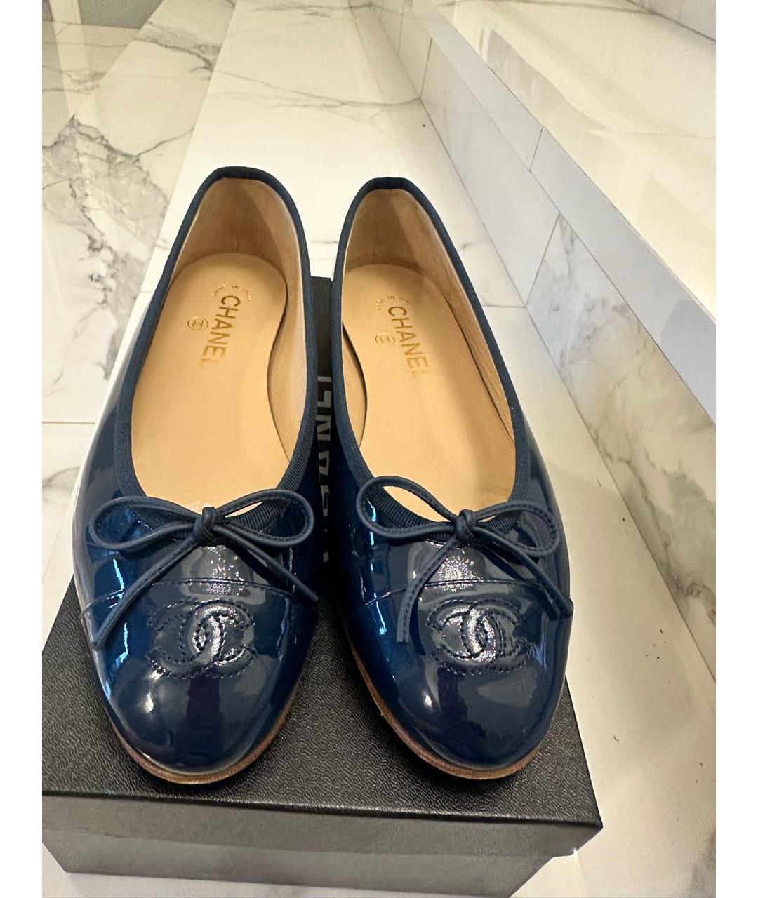 CHANEL Темно-синие балетки из лакированной кожи, фото 2