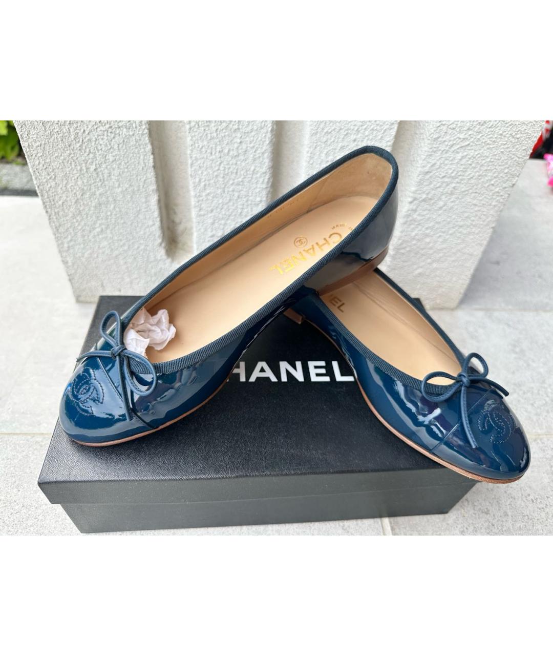 CHANEL Темно-синие балетки из лакированной кожи, фото 6