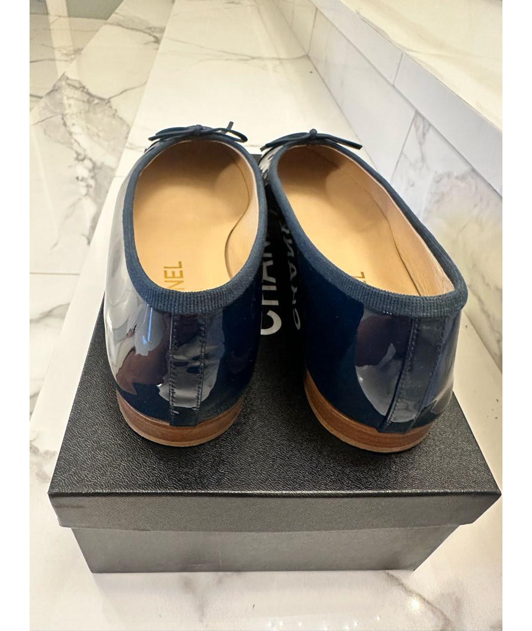 CHANEL Темно-синие балетки из лакированной кожи, фото 3