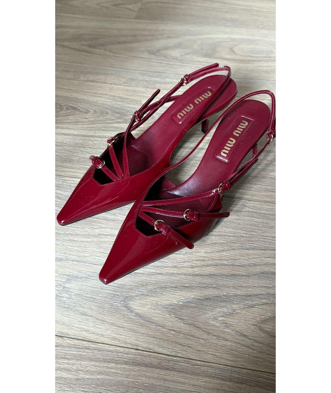 MIU MIU Бордовые лодочки на низком каблуке из лакированной кожи, фото 3