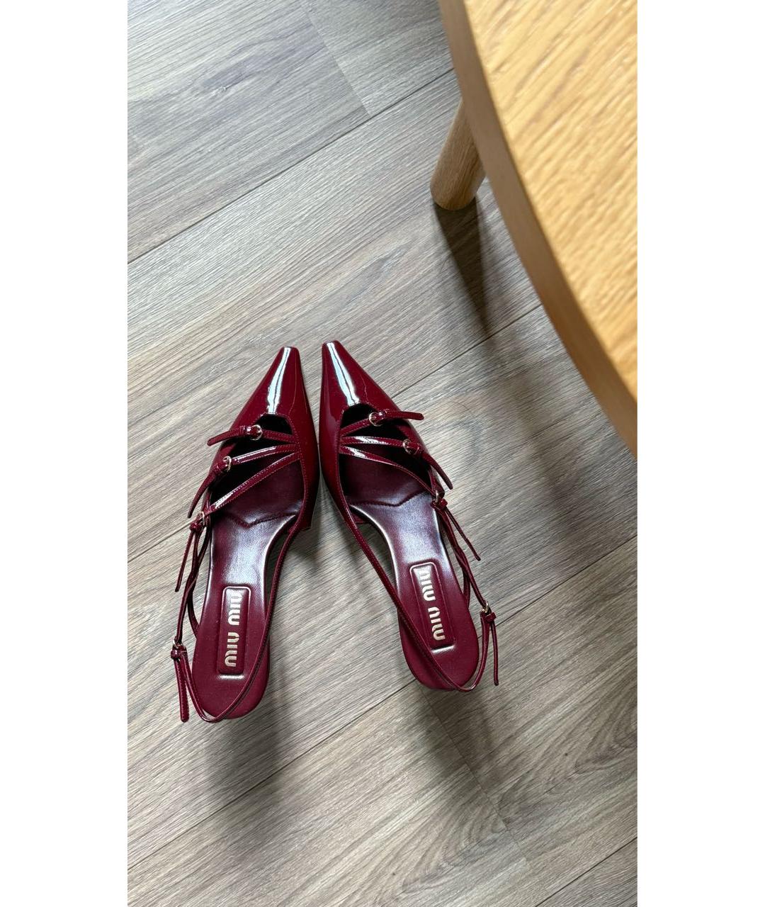 MIU MIU Бордовые лодочки на низком каблуке из лакированной кожи, фото 2