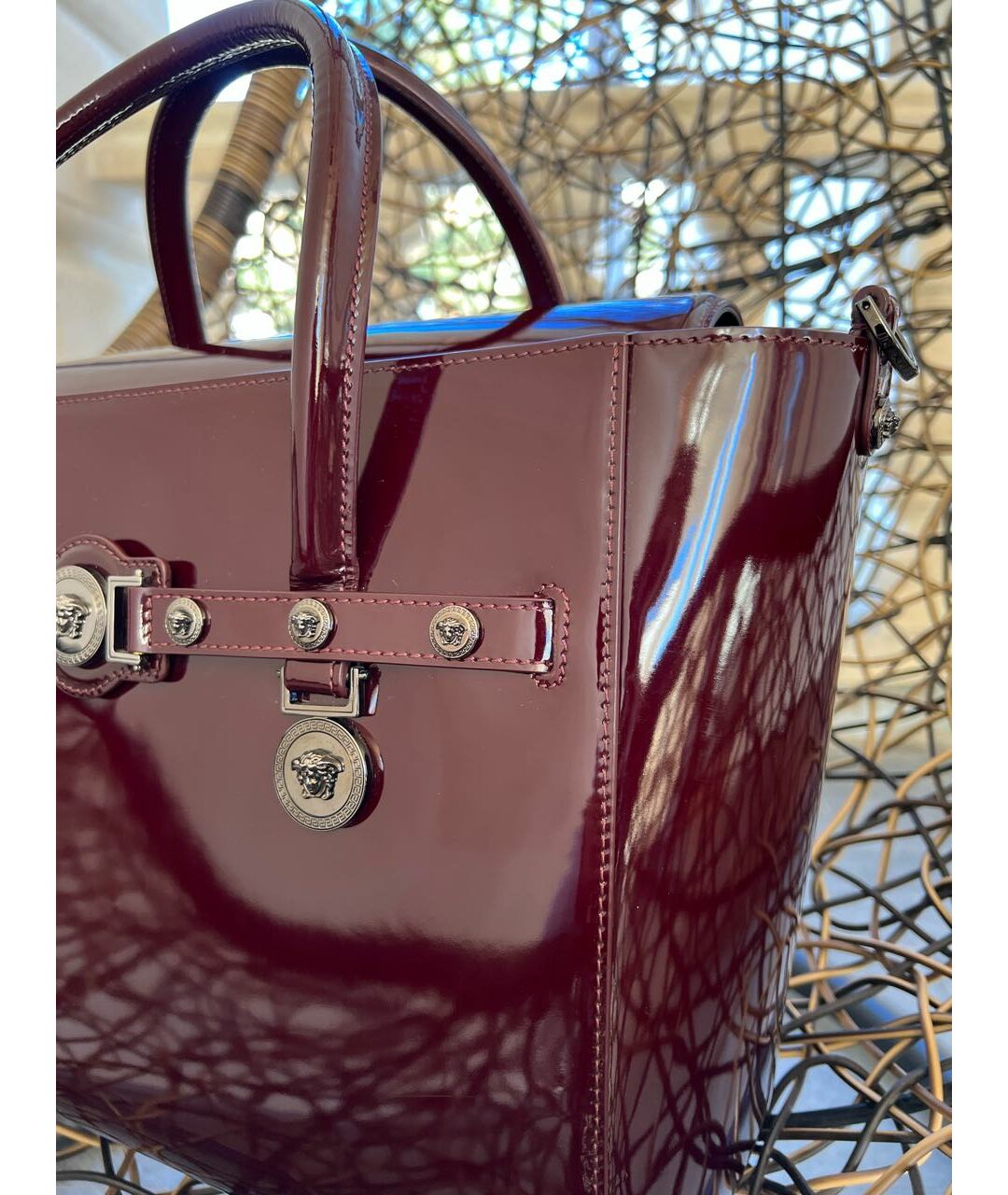 VERSACE Бордовая сумка тоут из лакированной кожи, фото 3