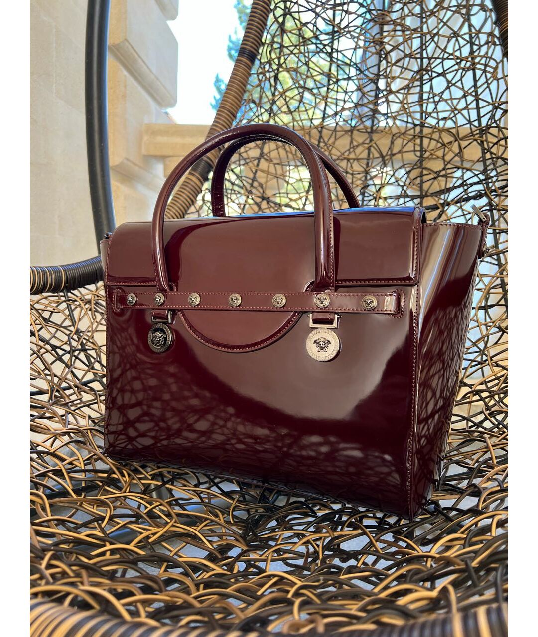 VERSACE Бордовая сумка тоут из лакированной кожи, фото 5