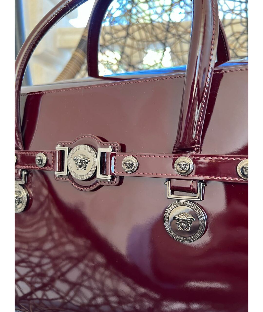 VERSACE Бордовая сумка тоут из лакированной кожи, фото 4