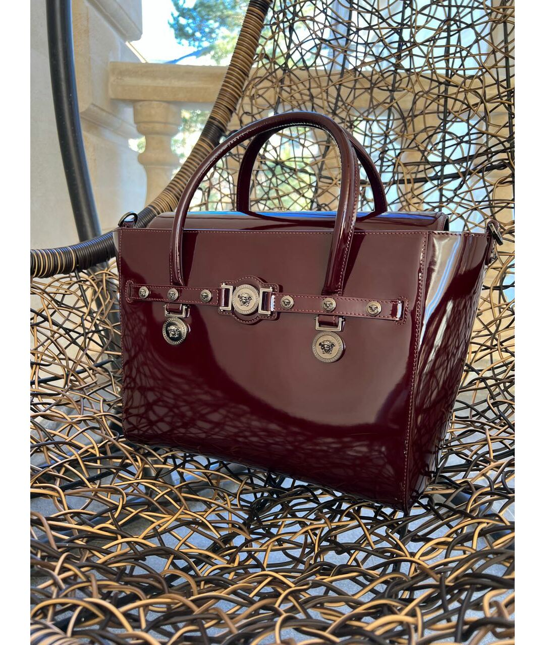 VERSACE Бордовая сумка тоут из лакированной кожи, фото 2