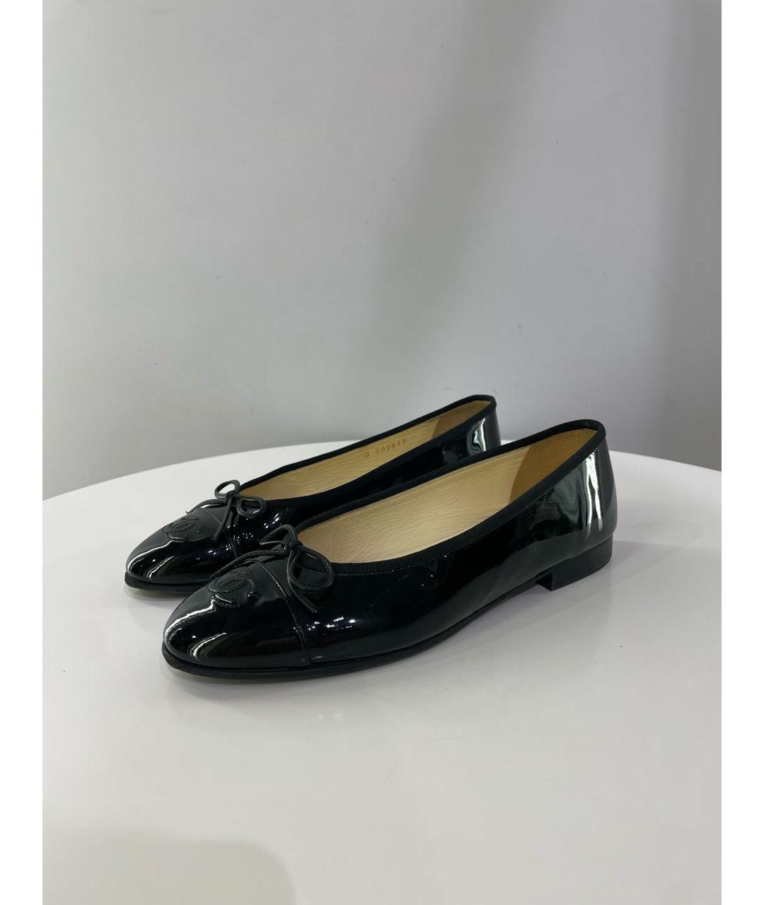 CHANEL Черные балетки из лакированной кожи, фото 2