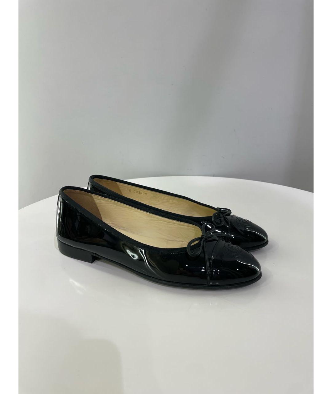 CHANEL Черные балетки из лакированной кожи, фото 9