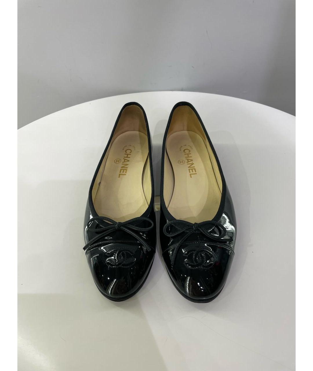 CHANEL Черные балетки из лакированной кожи, фото 3