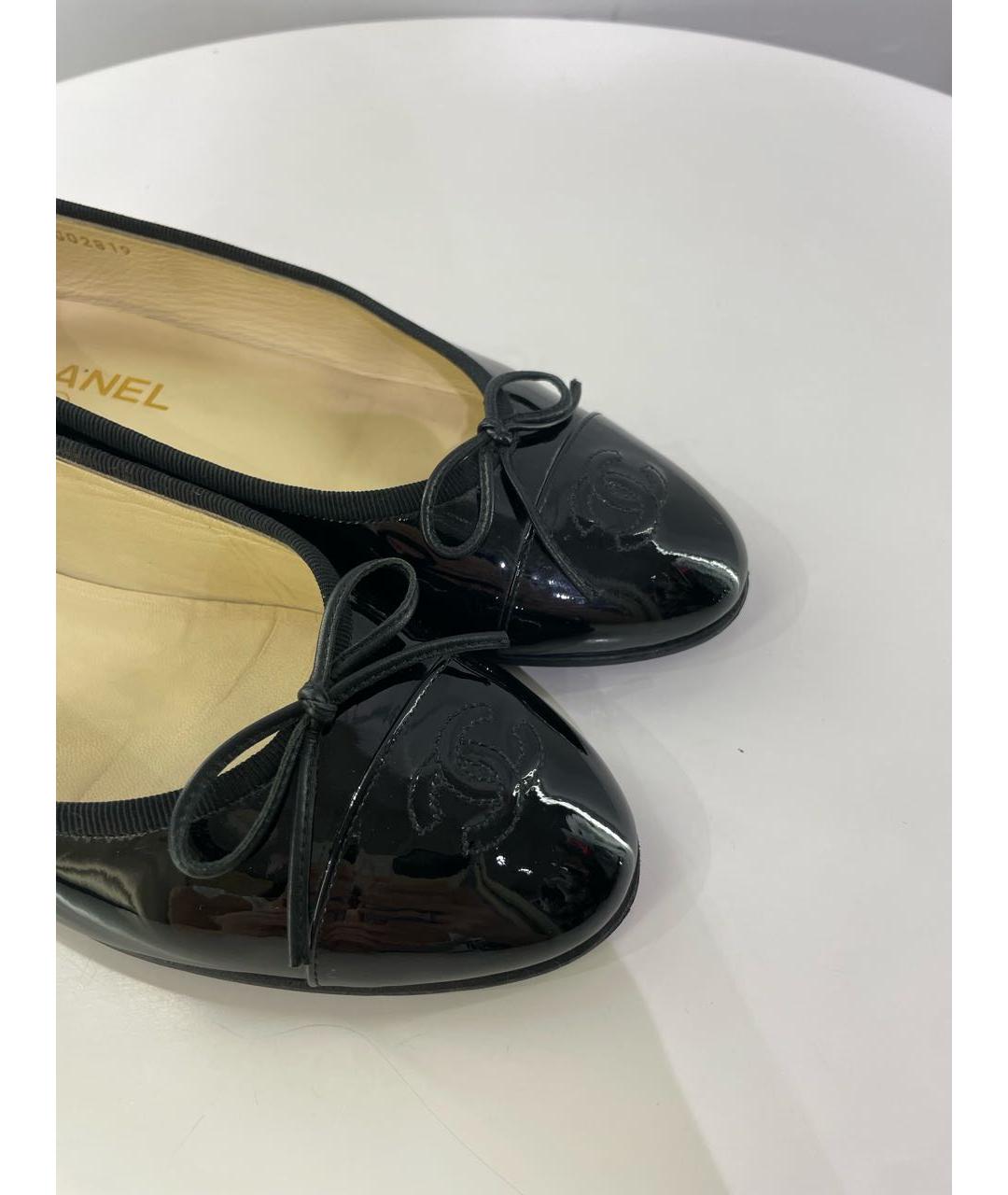 CHANEL Черные балетки из лакированной кожи, фото 4