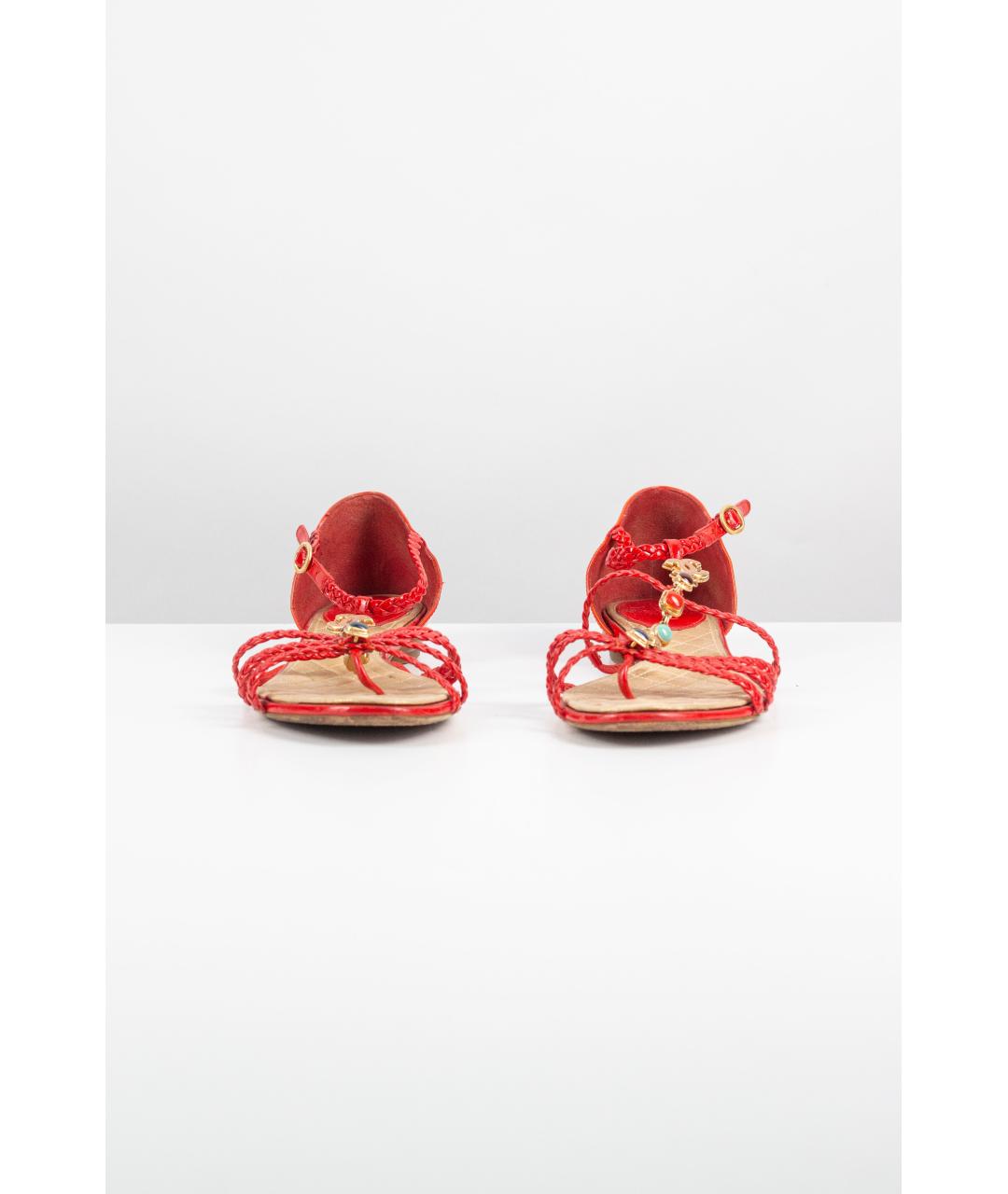 CHANEL Красные сандалии из лакированной кожи, фото 2