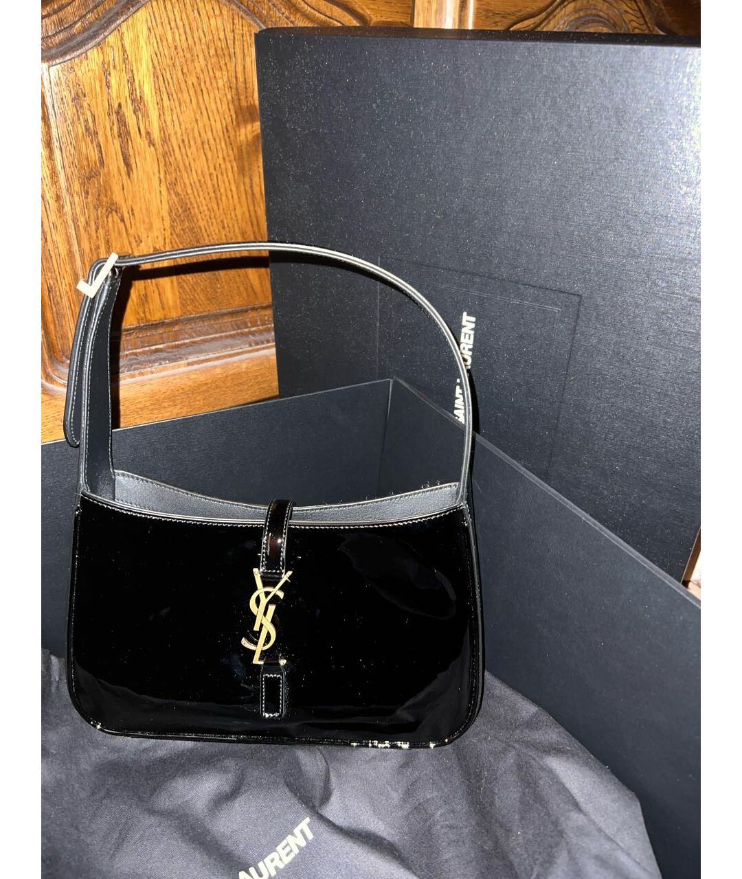SAINT LAURENT Черная сумка тоут из лакированной кожи, фото 4