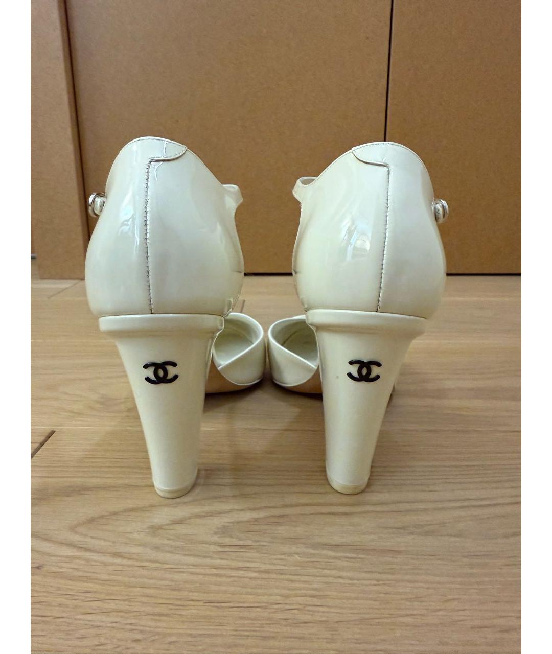CHANEL Белые туфли из лакированной кожи, фото 3