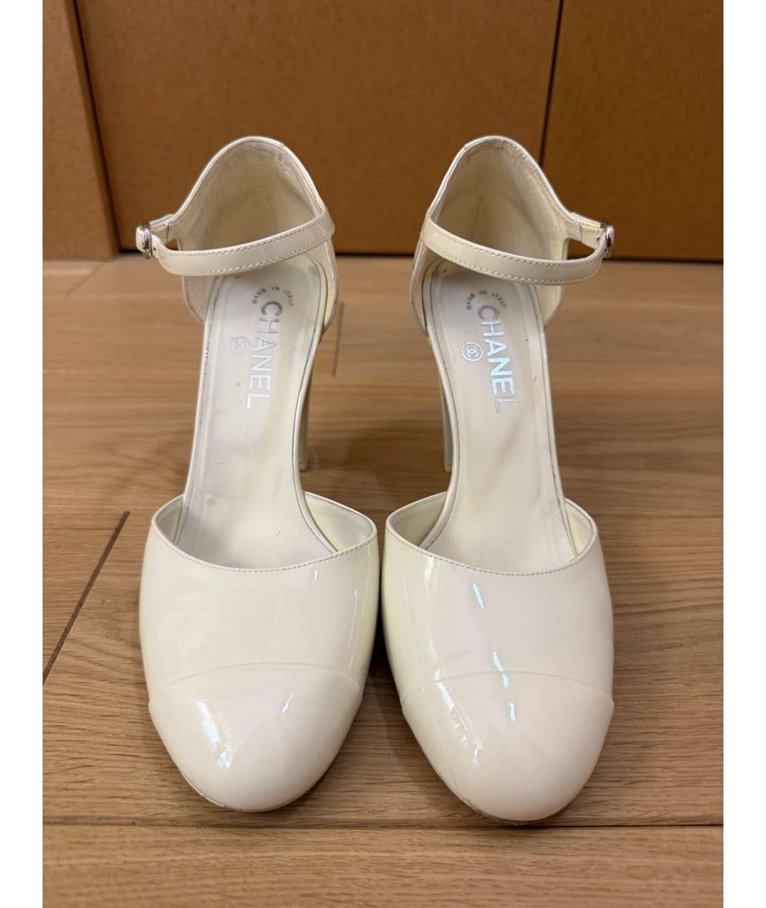 CHANEL Белые туфли из лакированной кожи, фото 4