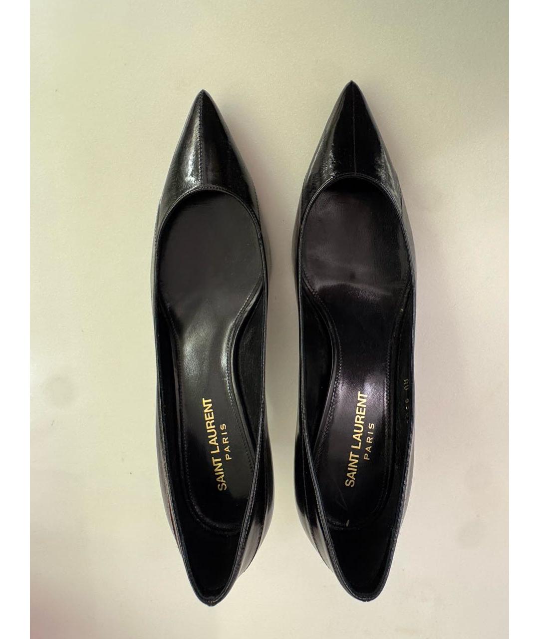 SAINT LAURENT Черные лодочки на низком каблуке из лакированной кожи, фото 2