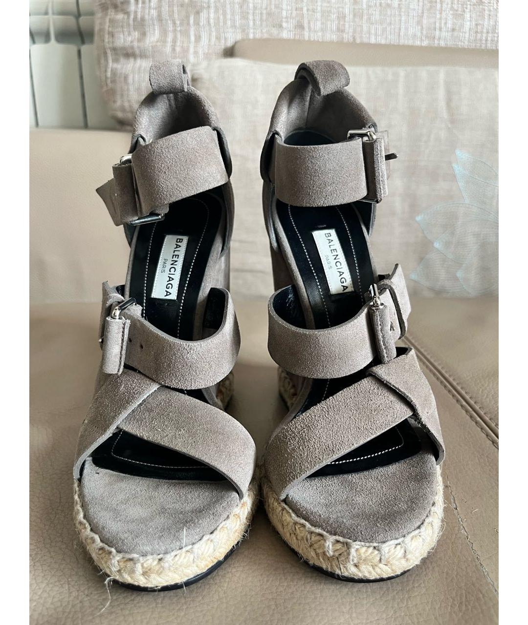 BALENCIAGA Серые замшевые босоножки, фото 3