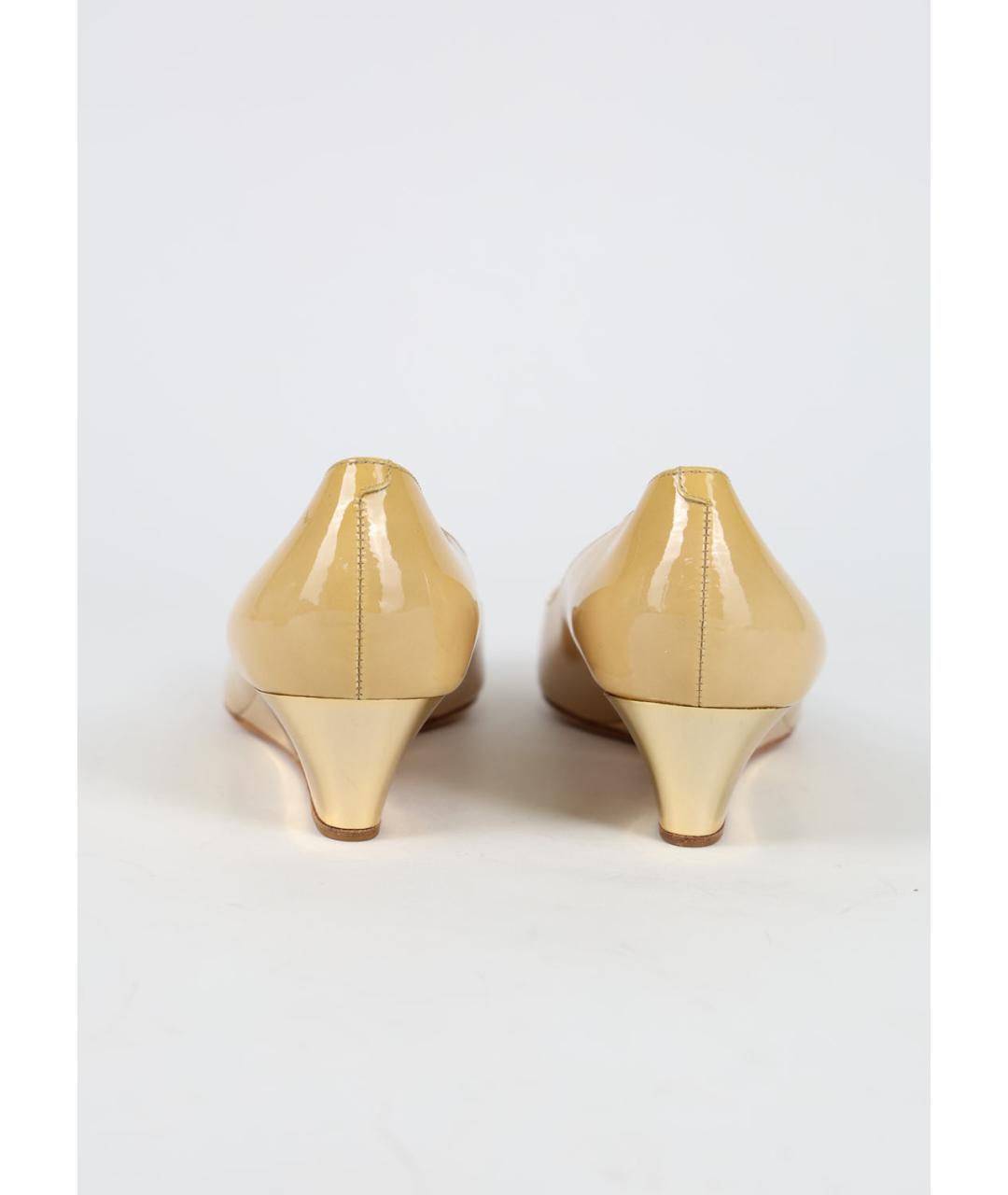 JIMMY CHOO Бежевые туфли из лакированной кожи, фото 4