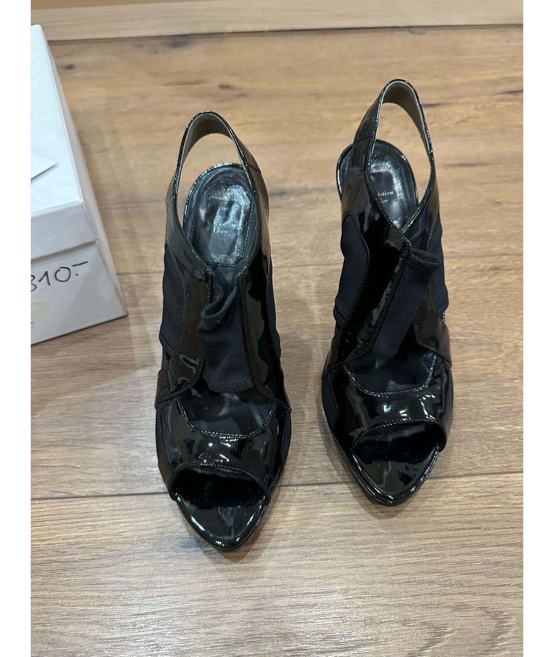 CHRISTIAN DIOR Черные босоножки из лакированной кожи, фото 2