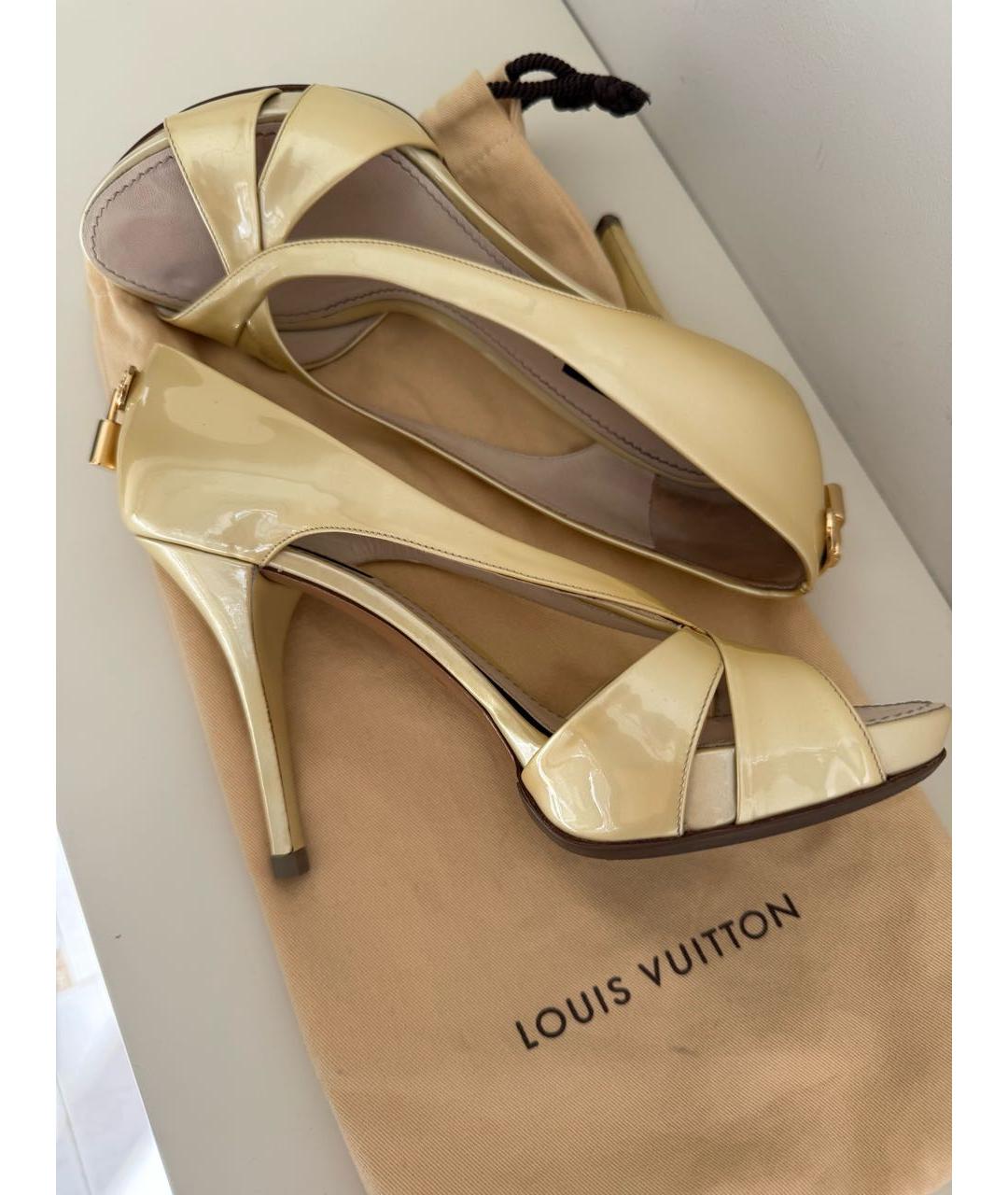 LOUIS VUITTON Бежевые босоножки из лакированной кожи, фото 7