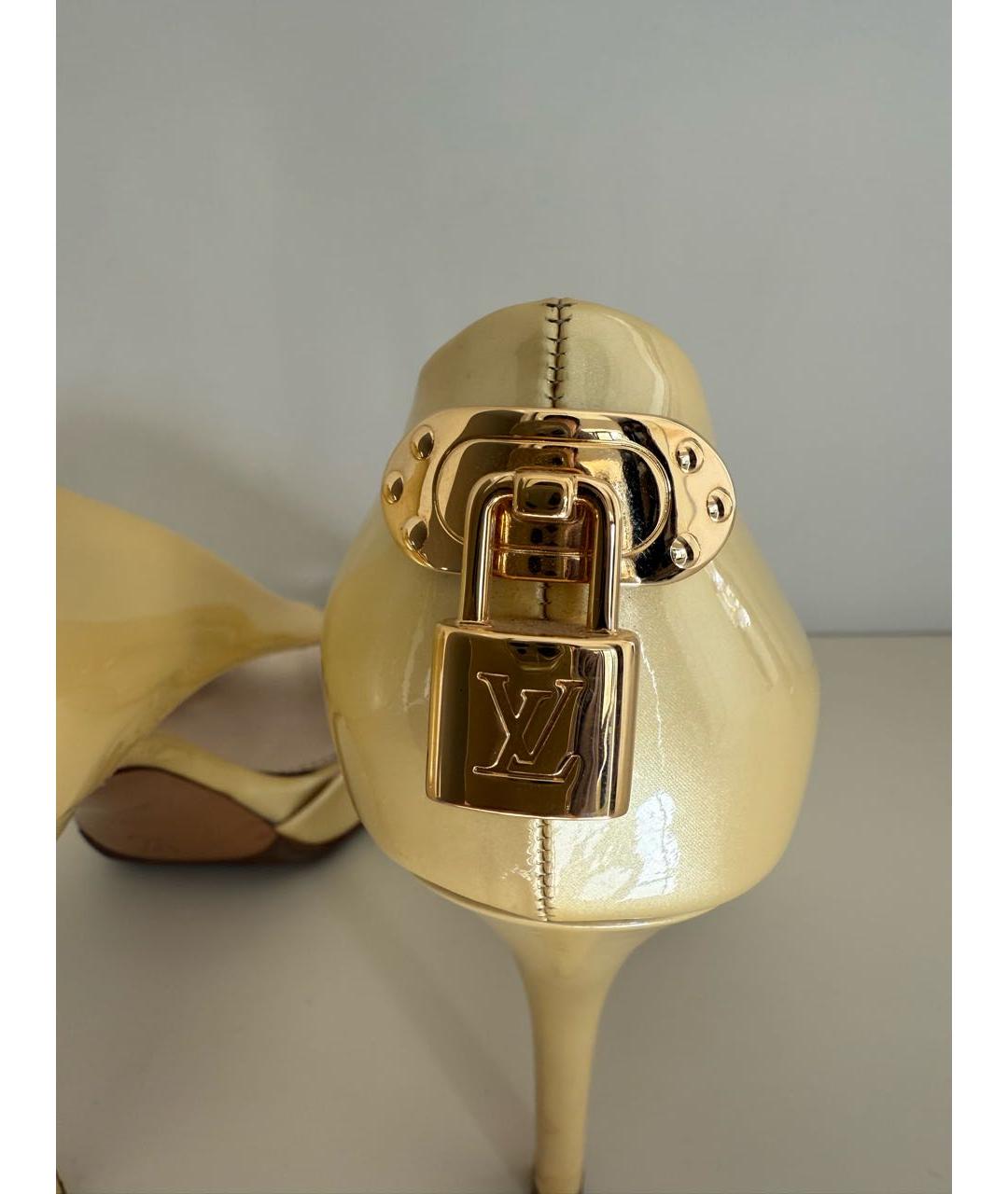 LOUIS VUITTON Бежевые босоножки из лакированной кожи, фото 3